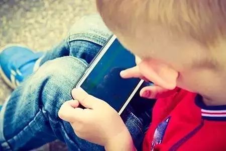 儿童玩手机过度的新闻儿童玩手机多久比较科学合理-第2张图片-太平洋在线下载